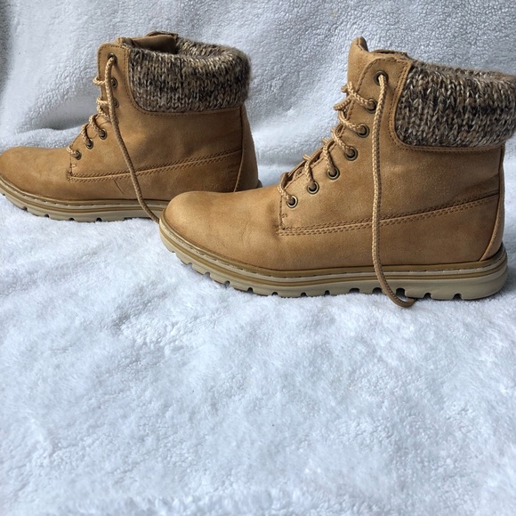 kudrow lace up boot